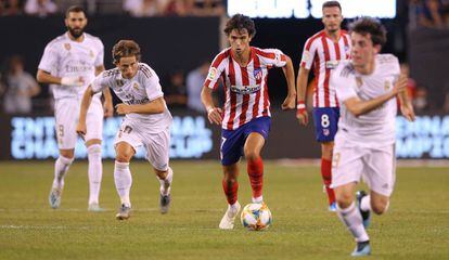 Joao Félix se lleva la pelota frente a rivales madridistas en el encuentro disputado en julio de 2019.