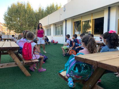 Clase al aire libre en el colegio público valenciano Port, en Xàbia, en septiembre.