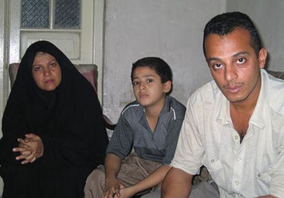 Karima, junto a un sobrino y su hijo Haider (derecha), en su casa de Bagdad.