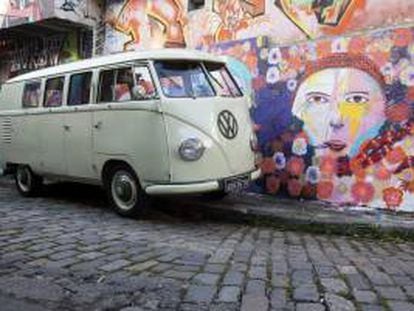 Fotografía tomada el pasado 26 se septiembre en la que se registró en una calle de Sao Paulo un modelo de Kombi, la mítica furgoneta "hippie" de Volkswagen que se fabricó en Brasil desde 1957.