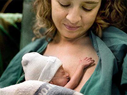 Guillem, un bebé prematuro de 30 semanas, en el regazo de su madre, Emma Dotor, en el hospital Vall d&#39;Hebron de Barcelona.