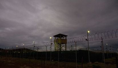 Torre de control del centro de detención en la base naval estadounidense de Guantánamo, Cuba.