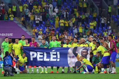 Los jugadores de Brasil celebran el triunfo ante Corea del Sur en los octavos del Mundial con una pancarta hacia Pelé.