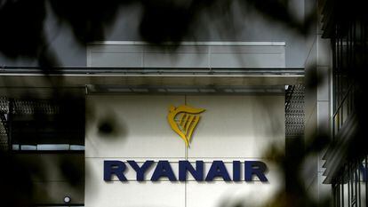 Vista general del logotipo de Ryanair en su sede de Dublín (Irlanda).