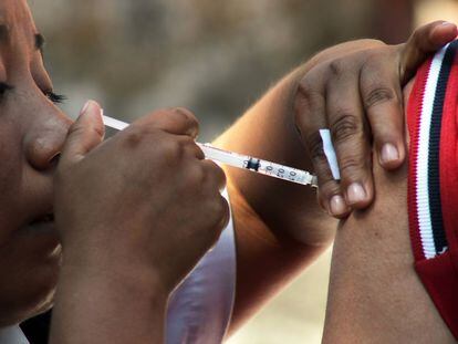 Una enfermera inyecta una vacuna a un hombre en Morelos, México.
