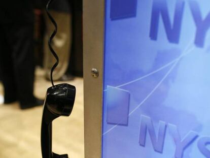 Tel&eacute;fono colgando en una terminal de la Bolsa de Nueva York.