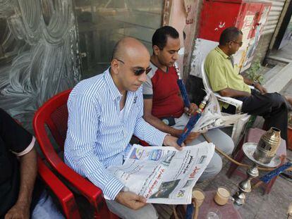 Egipcios en una cafeter&iacute;a en El Cairo leen las noticias sobre la salud del depuesto dictador Hosni Mubarak.