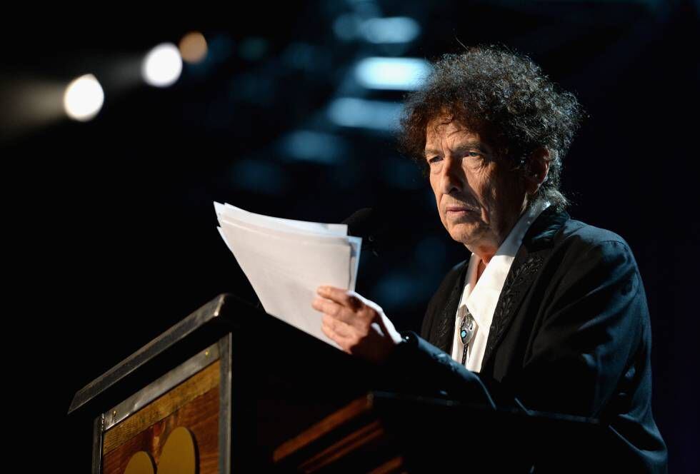 Bob Dylan leyendo un discurso en Los Ángeles durante Musicares en 2015.