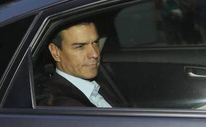Pedro Sánchez entra en coche momentos antes de iniciarse el comité federal.