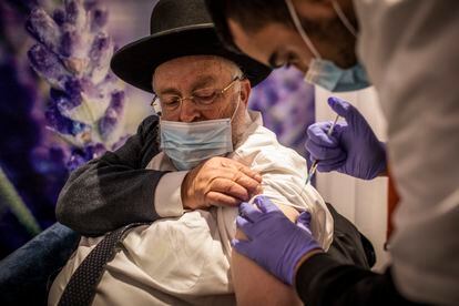 Un israelí recibe la cuarta dosis de la vacuna de Pfizer, el día 11 en Jerusalén.