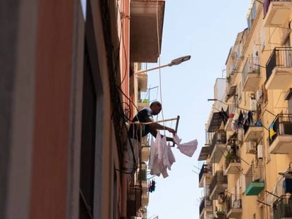 Un hombre tendiendo en su casa. Barcelona, Cataluña