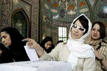 Mujeres iraníes votan en la segunda vuelta de las presidenciales en un colegio electoral en Teherán.
