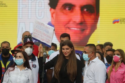 Camila Fabbri, esposa del empresario Alex Saab, durante un mitin en Caracas a favor del presunto testaferro de Maduro, este domingo.