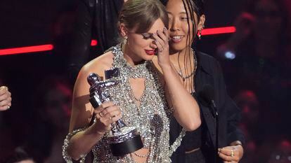 Taylor Swift recoge el premio por el vídeo de ‘All Too Well’ en Newark, el domingo.