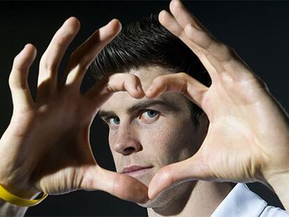 Bale hace el gesto con el que celebra sus goles.