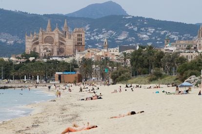 Bañistas en una playa de Palma el lunes, primer día de la ciudad en la fase 2 de la desescalada.