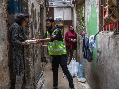 Voluntarios de la ONG libanesa Los Guardianes de la Ciudad distribuyen comida caliente a 200 familias desfavorecidas de Trípoli a la hora del iftar, ruptura del ayuno musulmán.