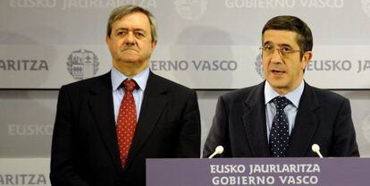 El 'lehendakari', Patxi López y el consejero de Economía y Hacienda, Carlos Aguirre en la Lehendakaritza.