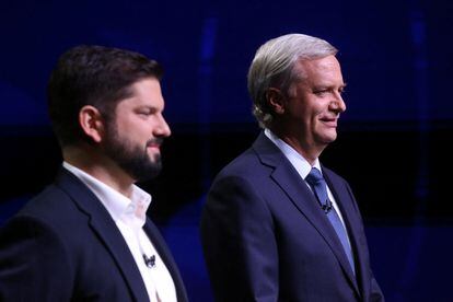 Los candidatos Gabriel Boric y José Antonio Kast en diciembre de 2021, durante en el último debate presidencial.