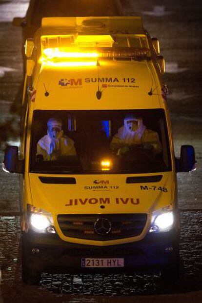 La ambulancia que traslada a la auxiliar de enfermería al hospital Carlos III de Madrid.