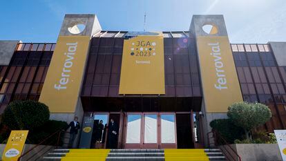 Exterior del auditorio ONCE antes de la segunda convocatoria de la Junta General Ordinaria de Accionistas de Ferrovial, el pasado 13 de abril de 2023, en Madrid.