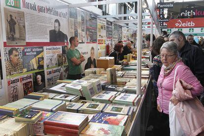 Asistentes a la Feria del Libro Vasco, ayer en Durango (Bizkaia).