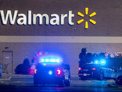Coches de policía en el supermercado donde se ha producido el tiroteo en Chesapeake, en el Estado de Virginia.