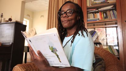 La activista y escritora zimbabuense Tsitsi Dangarembga leyendo su libro, tras ganar el premio Booker.