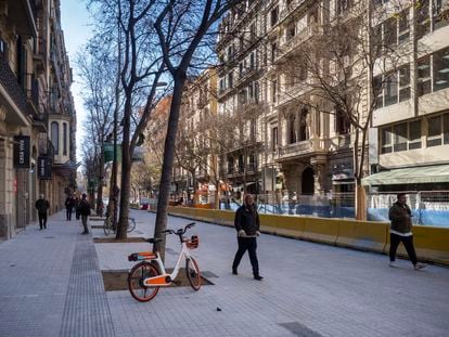 Obras en la fase final en la calle Cosell de Cent, entre Balmes y Passeig de Gràcia, el 19 de enero de 2023.