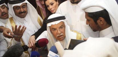 El ministro del Petr&oacute;leo Ali al-Naimi comparece ante la prensa