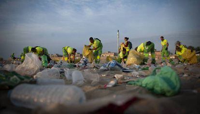 Operaris municipals netegen les platges de Barcelona.