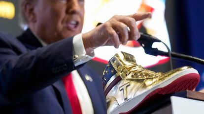 El expresidente y candidato republicano Donald Trump en la Sneaker Con de Filadelfia promocionando su nueva marca de zapatillas.