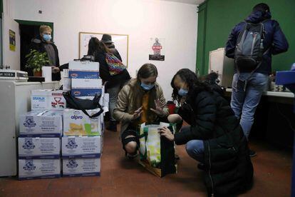 Voluntarios de Solidarios para el Desarrollo preparaban comida para repartir a principios de noviembre. 
