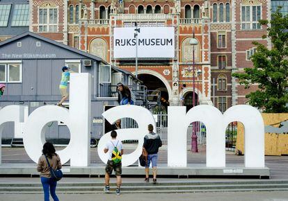 El nuevo logo del Rijksmuseum en la fachada del museo.
