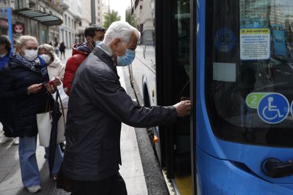 Varias personas se disponen a subir a un autobús en Madrid.