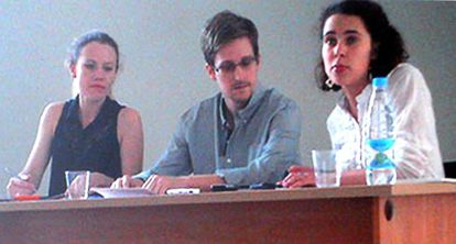 Edward Snowden, en su reunión con activistas en el aeropuerto moscovita.