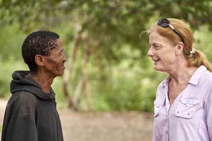 La genetista Vanessa Hayes habla con ǀkun ǀkunta, una de las personas cuyo ADN mitocondrial fue analizado en el estudio.