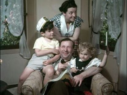 Georges Simenon, en una foto familiar de 1955, junto a su mujer y a sus hijos John (izquierda) y Marie. 