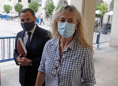La exalcaldesa de Alicante Sonia Castedo a su llegada a la Audiencia Provincial para el juicio por el presunto amaño del PGOU, una de las ramas del denominado 'caso Brugal'.