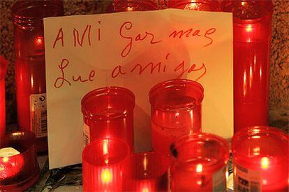 Unas velas y una dedicatoria en recuerdo de Noura Hichou en el lugar donde fue asesinada el domingo a manos de su marido.