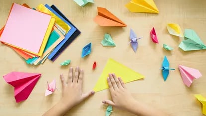 El origami fomenta el pensamiento matemático y el reconocimiento de formas geométricas, patrones y cantidades.GETTY IMAGES.