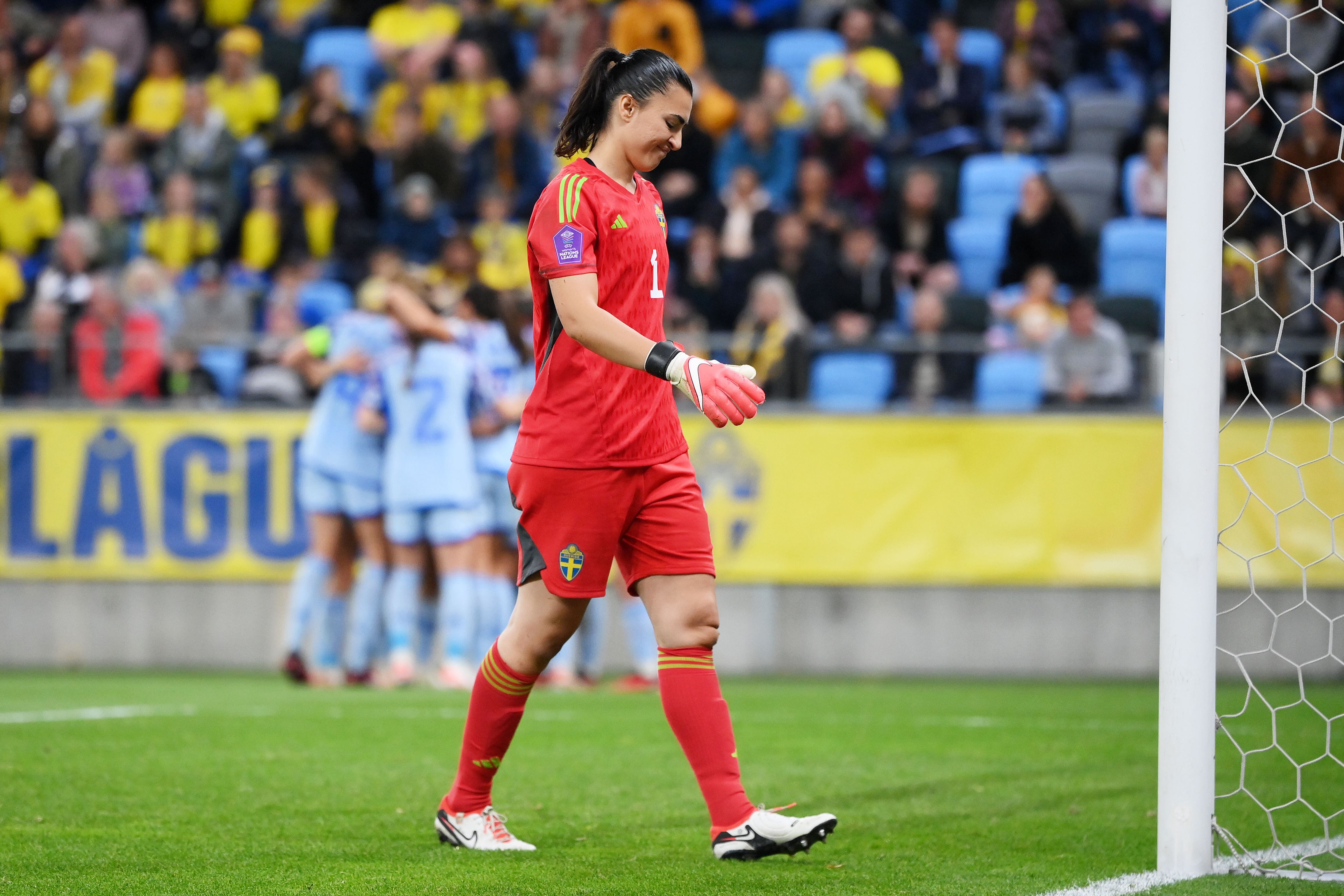 La portera sueca Zecira Musovic, abatida tras el gol de penalti de Mariona Caldentey. 