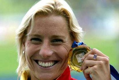 Marta Domínguez, con la medalla de oro que logró en los 5.000 metros del Europeo de Múnich, en 2002.