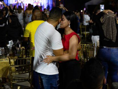 Una pareja baila en un concierto, en abril, en Venezuela.