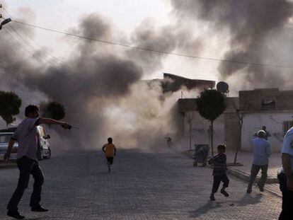 Columnas de humo en la poblaci&oacute;n turca de Akcakale tras el ataque desde Siria.