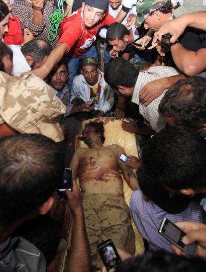 Una multitud se agolpa sobre el cadáver de Gadafi, tras ser trasladado a Misrata.
