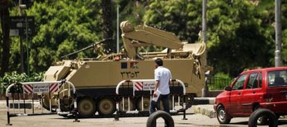 Un blindado egipcio protege la entrada de la embajada saud&iacute; en El Cairo.