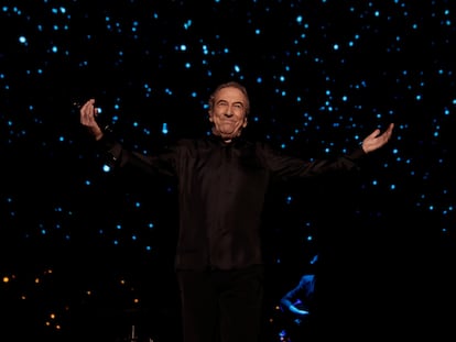 El cantante José Luis Perales, durante un concierto en diciembre de 2021 en el WiZink Center de Madrid.