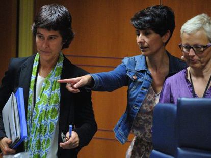 Portavoces de la Fundaci&oacute;n Egiari Zor, junto a la presidenta de la comisi&oacute;n parlamentaria de Derechos Humanos