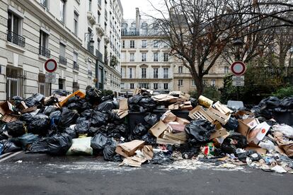 La vista de una calle de París llena de basuras, este lunes.